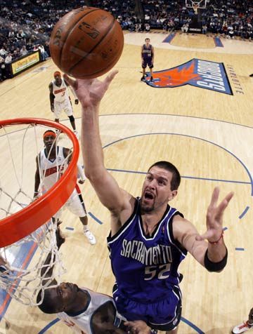 他的身材高 他的身材高