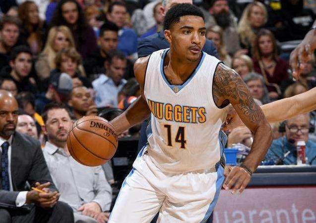 他立刻换成 他立刻换成