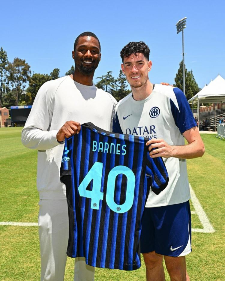 被一脚打穿 被一脚打穿